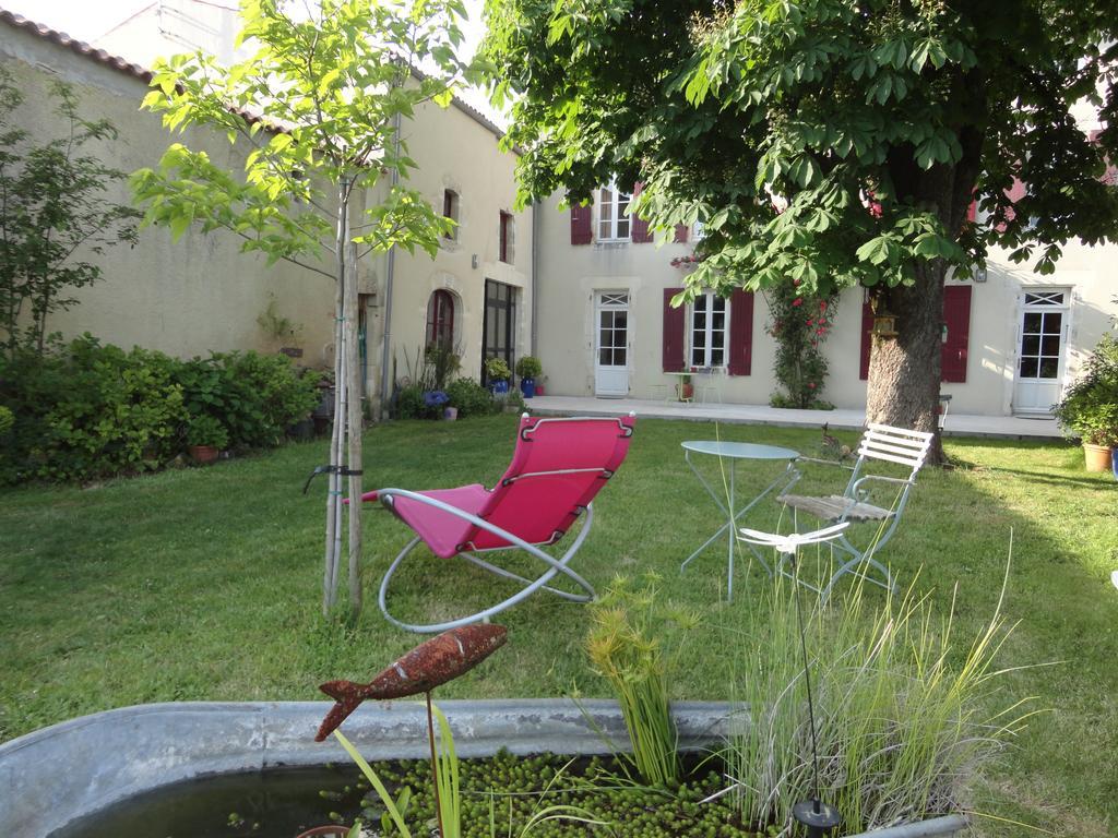 Vouhé Le Logis De La Poupeliere B&B 외부 사진