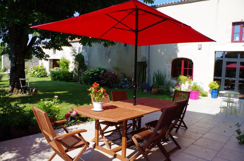 Vouhé Le Logis De La Poupeliere B&B 외부 사진