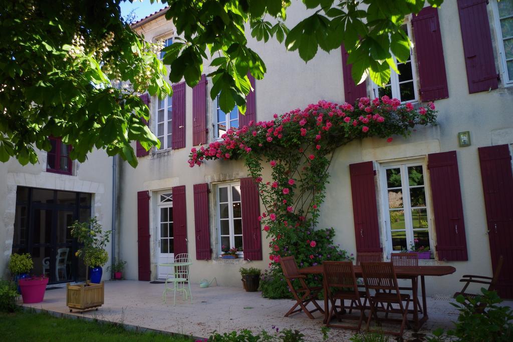Vouhé Le Logis De La Poupeliere B&B 외부 사진