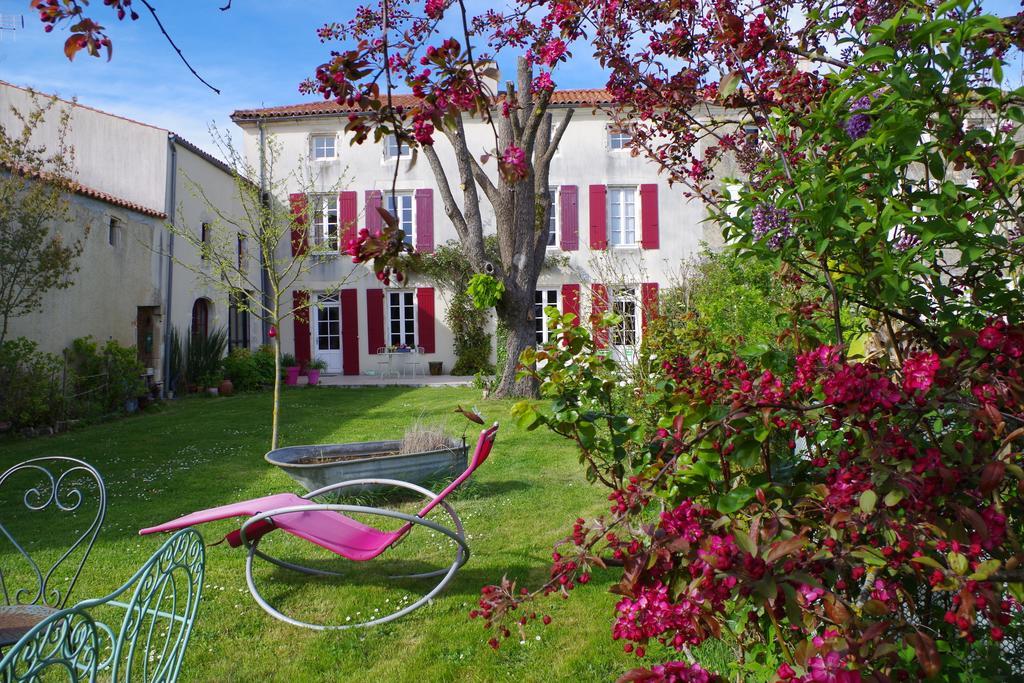 Vouhé Le Logis De La Poupeliere B&B 외부 사진