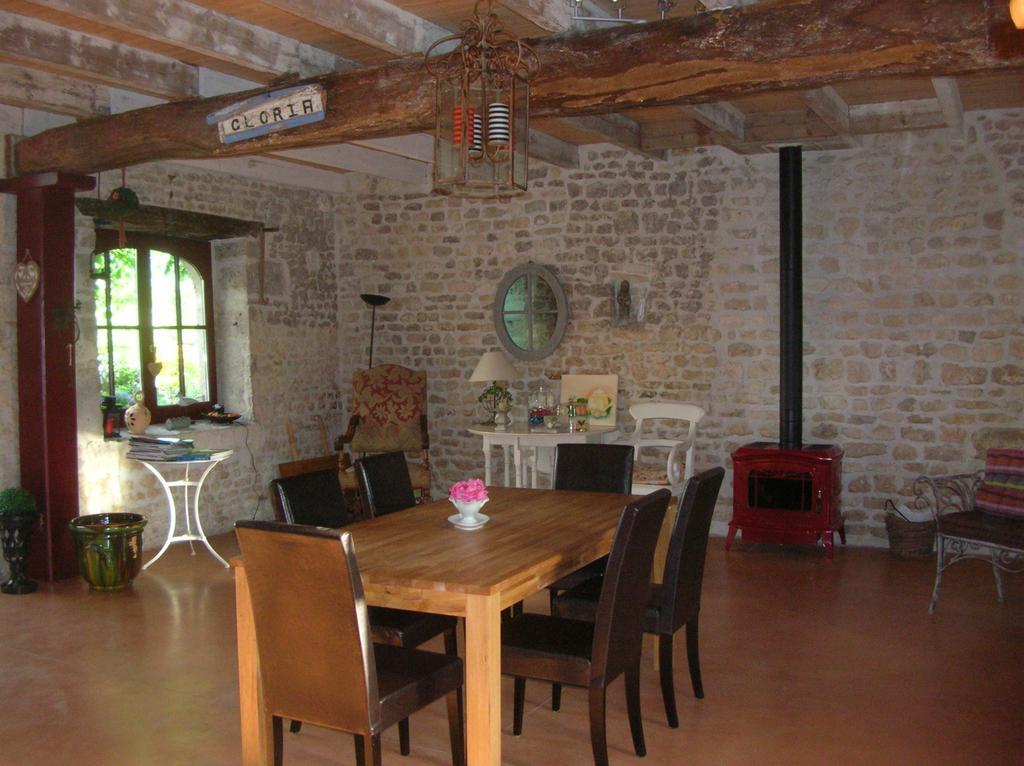 Vouhé Le Logis De La Poupeliere B&B 외부 사진