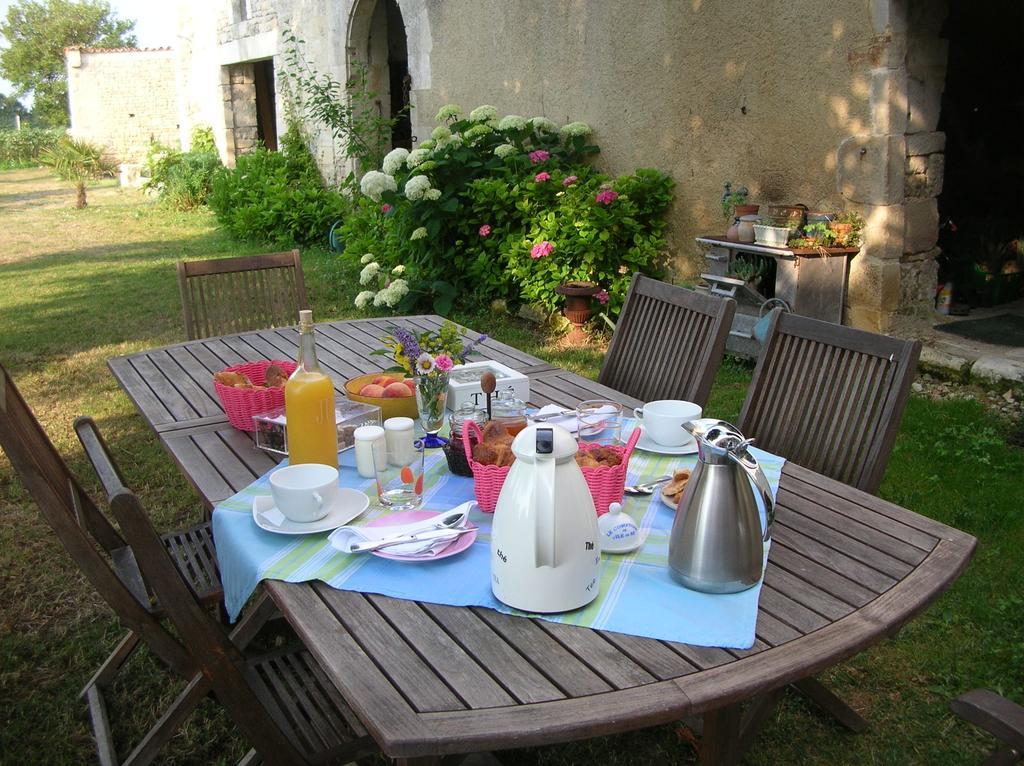 Vouhé Le Logis De La Poupeliere B&B 외부 사진